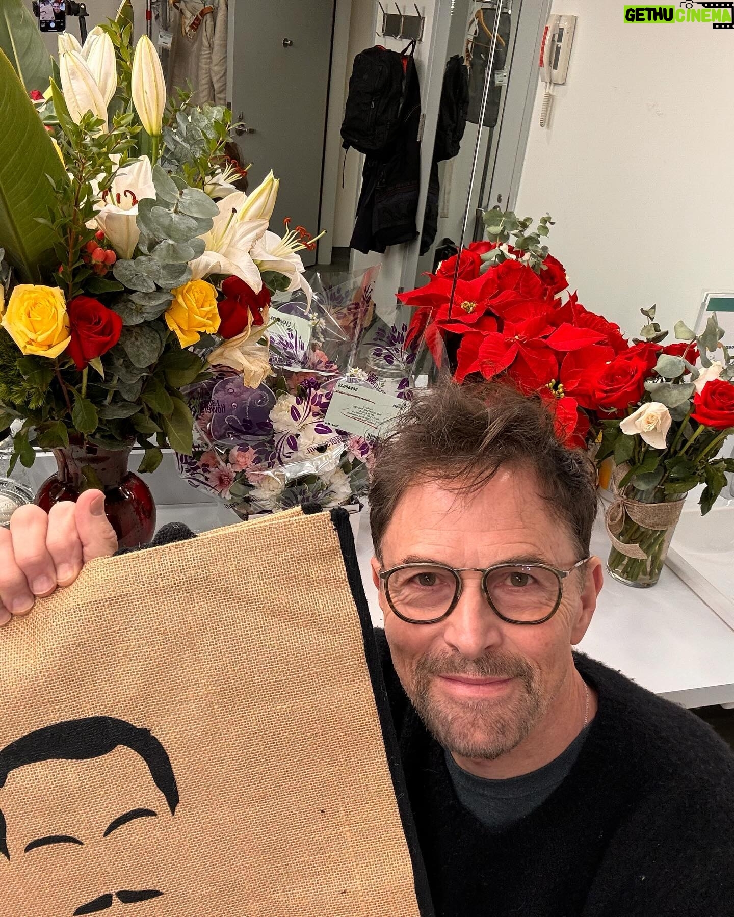 Tim Daly - 2K Likes - HUMANS!!! Happy Holidays from backstage at @iguanaplaynyc to you!🎁✨