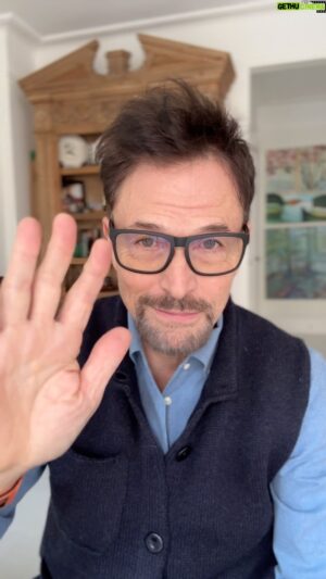 Tim Daly Instagram - HUMANS!!! The last in our series… how to visit a friend after the show!