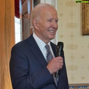 Tim Daly Instagram - HUMANS!!! This year’s @thecreativecoalition #ArtsDay of advocacy for our #RightToBearArts was a huge success!! Thank you to @potus @joebiden for hosting us at the White House, and @aarp for their partnership!