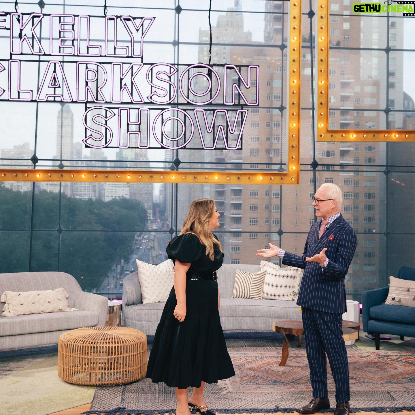 Tim Gunn - 4.9K Likes - Donāt miss my *surprise* appearance on @kellyclarksonshow tomorrow! ššš