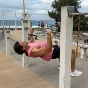 Tim Robards Instagram - Bondi’s outdoor gym is definitely one of my favorite outdoor places to train. It’s a huge bonus that the regulars have left various equipment for people to use, including an assault bike 😙👌🏼 It was great to join forces with the absolute specimen @mrtimrobards for some movement, sun, and grub. Our session 👇🏼
1️⃣ Warm-up 10min
2️⃣A. Muscle Up 5x3 
2️⃣B. Banded KB Swing 5x8
3️⃣A. Australian Pull Ups 4x2RIR
3️⃣B. P-Bar Dip & L-Sit 4x2RIR
4️⃣ Overhead Tricep Extension - Cluster Set - 3x2RIR 1xAMRAP (15sec rest)
5️⃣ KB/Banded Hammer Earthquake Curls - Cluster Set - 3x2RIR 1xAMRAP (15sec rest)
🧡 Happy Training 💪🏼
