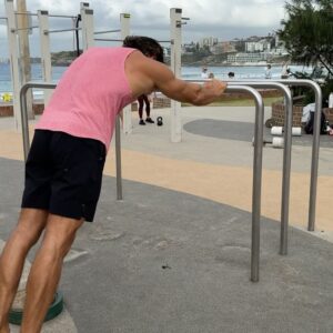 Tim Robards Instagram - Bondi’s outdoor gym is definitely one of my favorite outdoor places to train. It’s a huge bonus that the regulars have left various equipment for people to use, including an assault bike 😙👌🏼 It was great to join forces with the absolute specimen @mrtimrobards for some movement, sun, and grub. Our session 👇🏼
1️⃣ Warm-up 10min
2️⃣A. Muscle Up 5x3 
2️⃣B. Banded KB Swing 5x8
3️⃣A. Australian Pull Ups 4x2RIR
3️⃣B. P-Bar Dip & L-Sit 4x2RIR
4️⃣ Overhead Tricep Extension - Cluster Set - 3x2RIR 1xAMRAP (15sec rest)
5️⃣ KB/Banded Hammer Earthquake Curls - Cluster Set - 3x2RIR 1xAMRAP (15sec rest)
🧡 Happy Training 💪🏼