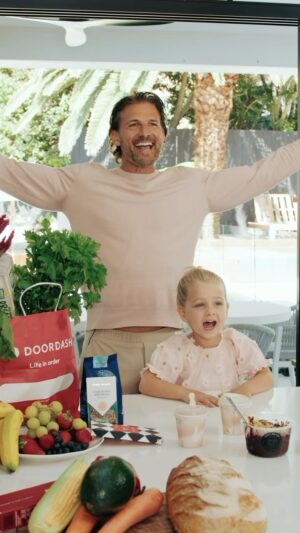 Tim Robards Instagram - This is your reminder Mother’s Day is around the corner. Mother’s Day is about celebrating ALL the mums out there – whether you’re in the newborn bubble like us, a grandma, an aunt, or mother-to-be – it’s time to deliver love to the Mother figures in your life with @doordash_aus Lucky Elle is onto it! P.s. I think we have a little actress on our hands 👧🏼😜
 
#Sponsored 
#DoorDashAus