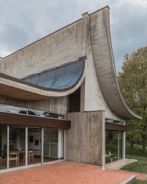 Tim Ross Instagram - 1960s brutalist French villa by Claude Parent.

Currently for sale by @heimburgerimmobilien 

 📷 @gregorzoyzoyla