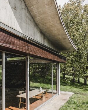 Tim Ross Instagram - 1960s brutalist French villa by Claude Parent.

Currently for sale by @heimburgerimmobilien 

 📷 @gregorzoyzoyla