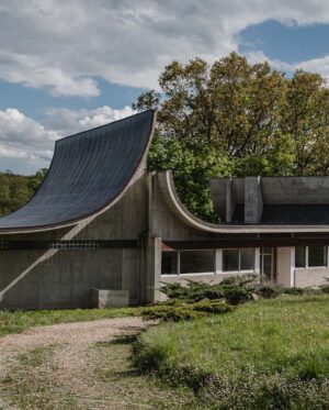 Tim Ross Instagram - 1960s brutalist French villa by Claude Parent.

Currently for sale by @heimburgerimmobilien 

 📷 @gregorzoyzoyla