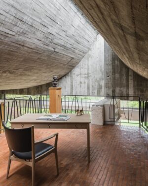 Tim Ross Instagram - 1960s brutalist French villa by Claude Parent.

Currently for sale by @heimburgerimmobilien 

 📷 @gregorzoyzoyla