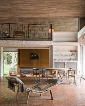 Tim Ross Instagram - 1960s brutalist French villa by Claude Parent.

Currently for sale by @heimburgerimmobilien 

 📷 @gregorzoyzoyla