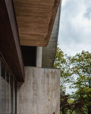 Tim Ross Instagram - 1960s brutalist French villa by Claude Parent.

Currently for sale by @heimburgerimmobilien 

 📷 @gregorzoyzoyla