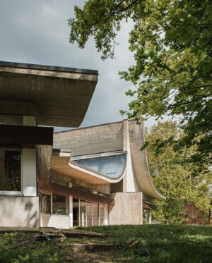 Tim Ross Instagram - 1960s brutalist French villa by Claude Parent.

Currently for sale by @heimburgerimmobilien 

 📷 @gregorzoyzoyla