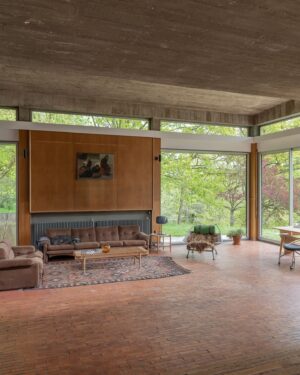 Tim Ross Instagram - 1960s brutalist French villa by Claude Parent.

Currently for sale by @heimburgerimmobilien 

 📷 @gregorzoyzoyla