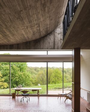 Tim Ross Instagram - 1960s brutalist French villa by Claude Parent.

Currently for sale by @heimburgerimmobilien 

 📷 @gregorzoyzoyla