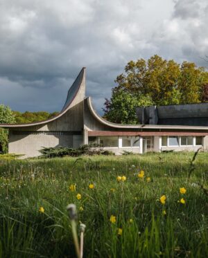 Tim Ross Instagram - 1960s brutalist French villa by Claude Parent.

Currently for sale by @heimburgerimmobilien 

 📷 @gregorzoyzoyla