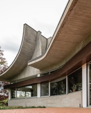 Tim Ross Instagram - 1960s brutalist French villa by Claude Parent.

Currently for sale by @heimburgerimmobilien 

 📷 @gregorzoyzoyla