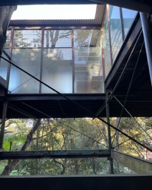 Tim Ross Instagram - Has a cup of tea and wander around @the.glass.house.1957 the Bill Lucas classic  in the Sydney suburb of Castlecrag.
Inspiring and challenging, the new owners have breathed new life and love into this iconic home with the expert help of @hobolonergan 
It was an absolute treat.