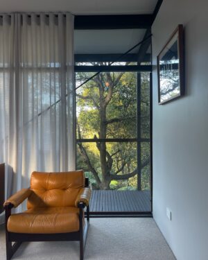 Tim Ross Instagram - Has a cup of tea and wander around @the.glass.house.1957 the Bill Lucas classic  in the Sydney suburb of Castlecrag.
Inspiring and challenging, the new owners have breathed new life and love into this iconic home with the expert help of @hobolonergan 
It was an absolute treat.