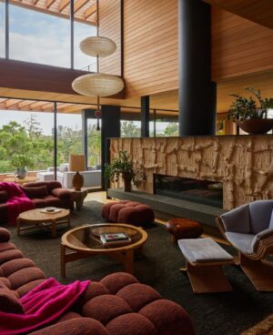 Tim Ross Instagram - Originally built in 1923 then remodelled by Richard Neutra in 1937, this Los Angeles house has had subsequent renovations removed and has been reimagined to this. 

Architecture @assembledge 
Interior design @jamiebushco 
Photography @yoshihiromakino
@yoshihiromakino