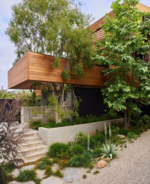 Tim Ross Instagram - Originally built in 1923 then remodelled by Richard Neutra in 1937, this Los Angeles house has had subsequent renovations removed and has been reimagined to this. 

Architecture @assembledge 
Interior design @jamiebushco 
Photography @yoshihiromakino
@yoshihiromakino