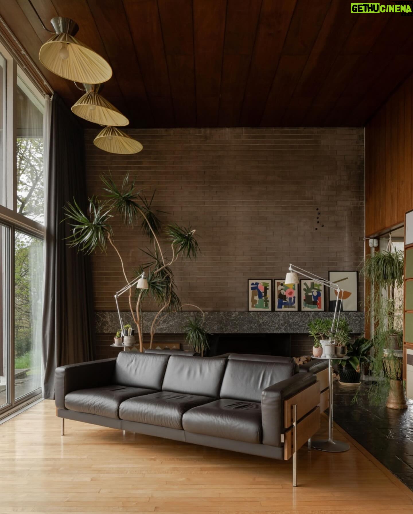 Tim Ross - 2.6K Likes - Absolute banger.
āOne of Britainās most celebrated modern houses, Farnley Hey in West Yorkshire was designed by the architect Peter Womersley in 1954 as a wedding present to his brother. ā
Quite the present - currently for sale at @themodernhouse š· @npphotographer