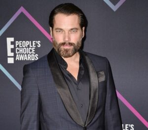 Tim Rozon Instagram - Thank you to everyone that took time out from their day to vote for us. Thank you the entire Earper fandom and community for continuing to uplift and inspire us. 💙 * we didn’t get to go this year because of global pandemic reasons but I’m lucky enough to have this pic because this fandom is so AWESOME that this is our SECOND time winning a @peopleschoice Award.  #E4L💙