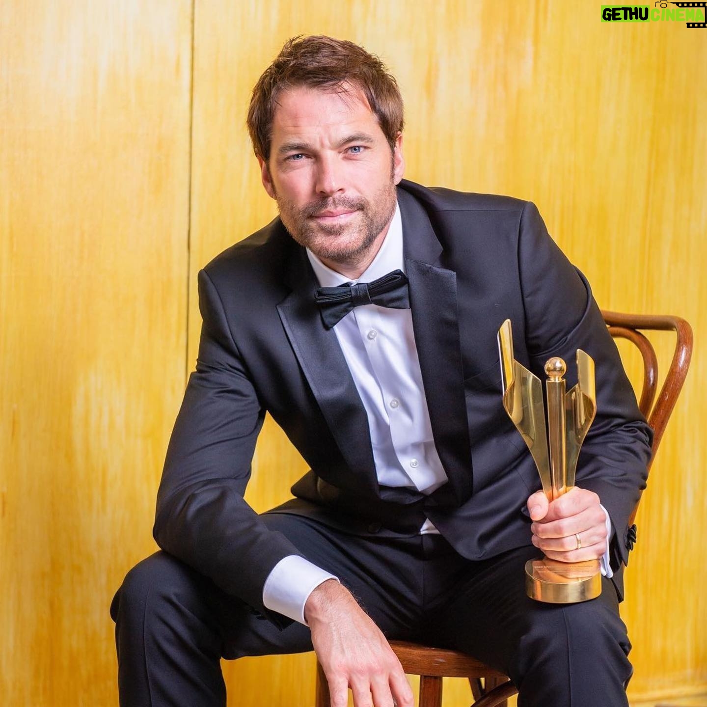 Tim Rozon - 10.3K Likes - Grateful & Proud 💛 Thank you @thecdnacademy 📸 @georgepimentel1
・・・
✨2022 #CdnScreenAwardWinner✨
TIM ROZON
Best Supporting Actor, Drama for “Wynonna Earp”
-
-
-
📷: @georgepimentel1
#CdnTalent #CdnTV #WinnerPortrait #PortraitSeries @wynonnaearp
