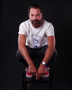 Tim Rozon Instagram - SDCC 2018 @variety @wynonnaearp #sdcc2018 #wynonnaearp @wemotoclothing @vanscanada #foreverpeace