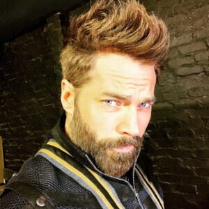 Tim Rozon Instagram - ISAAC STELLING. 💇‍♂️💅 by @annieis_ok  @rainerafter #vagrantqueen @blueicepictures @syfy VAGRANT QUEEN 🚀🚀🚀🚀🚀🚀🚀 #tuesdaymotivation #capetown