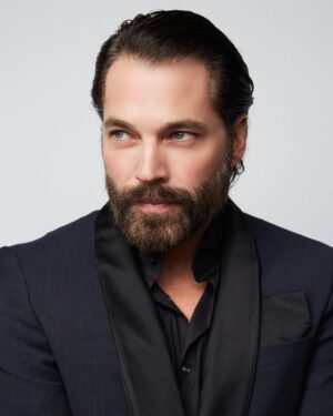 Tim Rozon Instagram - Made me look ok 🖤. Thanks to @raskindphoto for the 📸. #smallz&raskind