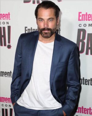 Tim Rozon Instagram - ✌🏼❤️ @entertainmentweekly @comic_con #sdcc #sdcc2018 #ewparty #happy #love @johnvarvatos 🔥