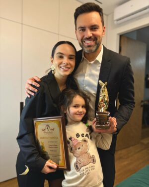 Timur Miroshnychenko Instagram - «РОДИНА РОКУ»🥳
Хотіли сфоткатися всі разом, але поки доїхали, хлопці вже заснули, а чоловік за 5 хвилин біжить на поїзд у відрядження.

Тому зменшеним складом, але не зі зменшеним змістом!

Дуже пишаємося 🤍
Велика честь для нас! Будемо тільки укріплювати свої позиції 😂