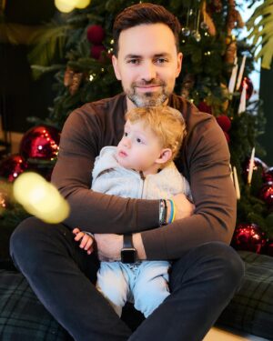 Timur Miroshnychenko Instagram - Рівно 6 місяців в пʼятницю 9 червня десь о 18:00 ми увірвались в стіни дитячого будинку, бо дуже поспішали познайомитися з нашим сином. 

Усього півроку знайомі, разом ще менше.
Але ми не уявляємо життя без тебе.
Ти наш СИН.
Любимо тебе всім серцем! 
Дякуємо за все тепло, що ти нам даруєш 🤍