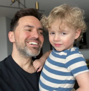 Timur Miroshnychenko Instagram - Марсель готувався до цього дня 🤣

Інна поїхала на зйомки з самого ранку, дорогою завезла Мію з Марко в садок, а я мав вільний ранок. Тому залишився з Марсом удвох (далеко не вперше, але вкрай рідко так виходить). 

Я його погодував і зайнявся своїм сніданком. Поки готував собі яєчню, Марс тишком-нишком украв одне яйце. За декілька хвилин уся кімната була рівненько вимазана. Ок, прибираємо! 🪺 

Поки відмивав кімнату, Марсель у Мії в кімнаті розбив музичну іграшку (таку, знаєте, де всередині сніжинки літають). Уся кімната в дрібних гострих пластикових скалках, жирній рідині та власне цих сніжинках. Ок, прибираємо! ❄️ 

Поки прибирав, Марс зняв підгузок і наклав на наше з @_inna_mi_ ліжко 💩. На ліжку був епіцентр цієї події, а от рештки знову розмазані по всій квартирі. Хапаю малого, несу в ванну мити, а він дорогою вирішив ще й полити всю квартиру, бо випив води добряче. Ок, прибираємо! 🤣

Наразі все прибрано, а я вже їду на роботу. Такий от ранок тата з сином. І от, увага, питання: це він не хоче зі мною залишатися вдвох чи навпаки хоче частіше? 🫣🤔