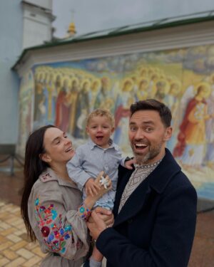 Timur Miroshnychenko Instagram - Ми зараз VS. Ми в перший день знайомства.

Цю фотку (друга в каруселі) ми зробили тишком-нишком 09 червня в день знайомства, бо фоткати насправді не дуже дозволено. Але ми розуміли, що ми віднині разом на все життя, тому дуже хотіли зробити це фото, наші перші хвилини разом.

Ми бачились тоді усього хвилин 30-40. Зустріч була не легка, бо навколо натовп дорослих (така процедура), він злякався. Але одразу пішов до нас. Одразу…

За півгодини ми вже телефонували в Київ і казали, що знайшли сина.

І от пройшло трохи більше 4 місяців з того дня. 
Марсель став іншим.
Ми стали іншими.
Ми примножили любов на тисячу. І не уявляємо вже нашого життя без тебе, сину!