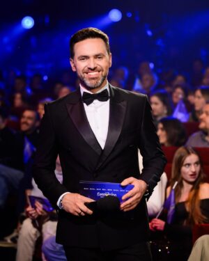 Timur Miroshnychenko Instagram - Цими красивими фото з Національного відбору на «Євробачення 2024» нагадаю, що голосування триває і ми зустрічаємось з вами о 19:05 в прямому ефірі, закриваємо голосування та оголошуємо результати 💙💛

Принагідно подякую моїм фантастичним колегам @by_by_duck & @the_hardkiss. Ви - любов на все життя!

Подякую @suspilne.eurovision та команді 1 1 Production на чолі з @zavaduk за шоу світового рівня! 

І @alex_demydenko за ці красиві знимки. 

І звісно всім учасникам. Один з найпотужніших фіналів за всю історію! У мене давно не було так багато фаворитів на відборі 🙃 І прям благаю не опускати рук і не опускатися до образ після завершення відбору. А цей досвід використати для переходу на вищий рівень. І звісно не забивати на «Євробачення» в майбутньому! Бо ви всі маєте шалений потенціал на найбільшій музичній сцені Європи! 
@yaktak_official 
@ingret_kostenko 
@nazva.band 
@anka.korchenova 
@drevo_official 
@thejerryheil & @alyona.alyona.official 
@melovin_official 
@skylerr_official 
@ziferblat_band 
@yagody_official 
@nahaba_band

Tuxedo by @yarmich.store 💙💛