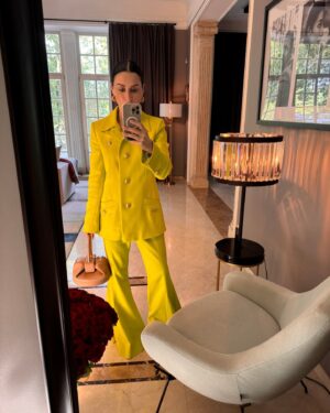 Tina Kandelaki Instagram - Успела понаряжаться в промежутках между ливнями. Луки в дождевике решила не выкладывать.

Уверена, что лето еще возьмет свое и мы не зря к нему готовились. А пока выбираем образ недели в #БитваЛуков 😉