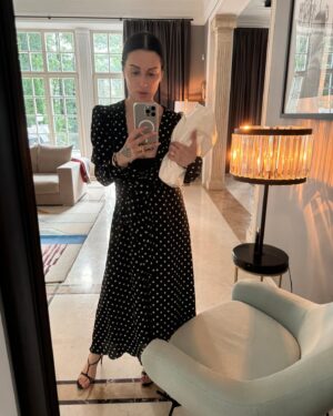 Tina Kandelaki Instagram - Успела понаряжаться в промежутках между ливнями. Луки в дождевике решила не выкладывать.

Уверена, что лето еще возьмет свое и мы не зря к нему готовились. А пока выбираем образ недели в #БитваЛуков 😉