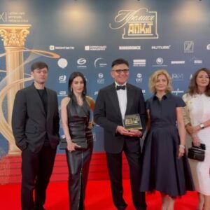 Tina Kandelaki Instagram - «Газпром-Медиа Холдинг» на премии АПКИТ получил спецприз за успешную 25-летнюю медиаисторию. Абсолютно заслуженная награда самому динамично развивающемуся холдингу в России. 

Мы создаем огромное количество оригинального контента, который раз за разом становится суперхитами: «Новые звезды в Африке», «Конфетка», «Выжить в Дубае», «Титаны». Мы успешно сотрудничаем с Китаем, Индией, Латинской Америкой.

Благодаря Александру Александровичу Жарову команда ГПМ РТВ по-настоящему сильная и сплоченная, мы точно уверены в завтрашнем дне, и поэтому смотрим далеко за горизонты, где будем и дальше делать динамичное и интересное телевидение. 

Никакие санкции нас не остановили и уже не остановят. Мы не только ушли в свое внутреннее развитие, мы перешли в то качество, которое позволяет нам конкурировать с любым телевидением любой страны на очень высоком уровне и во многом побеждать.