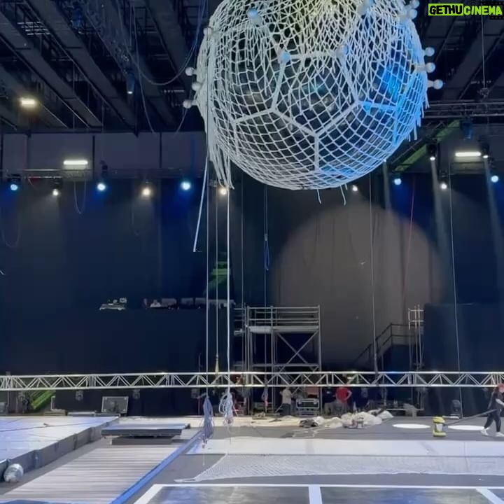 Tina Kandelaki - 3 Likes - Спорта много не бывает, друзья, тем более на телевидении! Не успели в эфире отгреметь «Титаны», а мы на @tnt_online уже снимаем для вас новое крутейшее шоу мирового масштаба — «Игры без границ» 💪
Как я уже говорила, проект грандиозный. В нем наши спортсмены сойдутся с командами из Америки, Турции, Армении, Ирана, Кубы, Индии и других стран. Ничего подобного на российском ТВ вы не видели. Еще больше драйва этому шоу добавят ведущие — Ляйсан Утяшева, Тамби Масаев и Роман Нагучев.
Пока идут съемки, делюсь с вами подготовкой нашей шикарной арены. Как вам такой масштаб? Ждете «Игры без границ»?