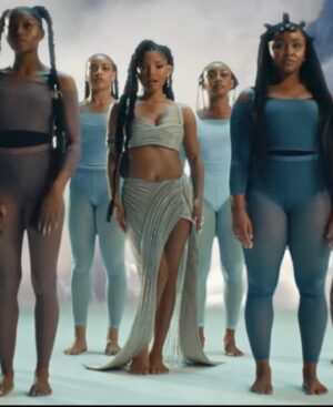 Tinisha Meeks Instagram - It was such an honor to be apart of creating the video for such a beautiful and empowering song🤎
Thank you to everyone that helped me create the amazing hair in this video 
@nenarossthehairboss 
@cree8tivelooks 
@kai2thei 
@miiyown 
@mickeyyy_meraki