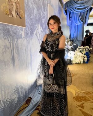 Tissa Biani Azzahra Instagram - Kondangan.
happy wedding @bebytsabina & @riznatakusumah semoga samawa dan langgeng sampai akhir hayat 🌻🤍

make up by my self
hair do @hairdo_mitsa
dress @rorastudio