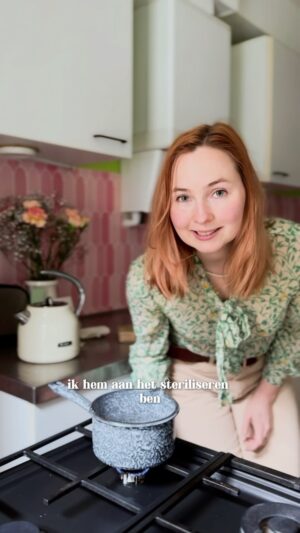 Titia Hoogendoorn Instagram - Zoals jullie inmiddels weten, ben ik erg fan van 🎀menstruatieondergoed🎀, maar wat jullie niet weten is dat ik ook regelmatig een cup gebruik op dagen dat ik bijvoorbeeld lang onderweg ben of gewoon zin heb om mijn bloed🩸 op te vangen voordat het uit mijn lichaam kan floepen.

Heb je vragen over het gebruik van een menstruatiecup? Stel ze dan in de comments, ik beantwoord alles daar 🥵.

Willen jullie nu ook een Organicup? Ren dan tot en met 12 mei naar Holland & Barrett, want daar krijg je 30 procent korting op de Organicup en de andere menstruatieproducten van @allmatters , zoals hun superzachte menstruatieondergoed. Of als je liever online shopt, kan dat natuurlijk ook.☀️
#ad #organicup #menstruatiecup