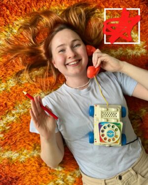 Titia Hoogendoorn Instagram - Even al m’n babes aan het bellen om te zeggen dat ze hun identiteitsbewijs en hun gezonde verstand niet moeten vergeten als we straks samen naar de stembussen gaan. ☎️✨

Klimaat, vrouwenrechten en de huidige oorlogen: Het Europees Parlement (EP) beslist over de grote thema’s van deze tijd. Toch gaan de meeste Nederlanders komende verkiezingen niet stemmen. Dat is zonde, want je stem is juist bij deze verkiezingen zo belangrijk. 💚

Kan Caroline van der Plas straks de stikstofmaatregelen terugdraaien? Dat beslist het EP.

Kan Geert Wilders straks alle vluchtelingen naar ‘huis’ sturen? Dat beslist het EP.

Kunnen christelijke partijen straks ons abortusrecht inperken? Ook daar heeft het EP invloed op. 

We krijgen nu in Nederland een radicaal-rechtse regering en zijn zeker niet het enige land in de Europese Unie. Dat gaat invloed hebben op het Europees Parlement. Deze partijen willen onze samenleving terugbrengen naar een tijd waarin niet iedereen dezelfde rechten en kansen had. Dat kunnen we niet laten gebeuren. 🌍✨

Recente peilingen laten zien dat de kans groot is dat de rechtse fracties in het EP na de verkiezingen een stuk groter zijn dan nu. Zo groot dat het moeilijk kan worden om linkse meerderheden te vormen in het parlement. Dit zorgt ervoor dat er een rechtser beleid komt op thema’s zoals klimaat, queerrechten en migratie. 

Het beleid en de wetten die gemaakt worden in het EP hebben uiteindelijk extreem veel invloed op het dagelijks leven in Nederland. Zoals de meesten van jullie weten heeft het nieuwe kabinet een vrij heftig regeerakkoord gemaakt. Of die plannen allemaal uitgevoerd kunnen worden, hangt af van de regels die in het EP gemaakt worden. 

Wij bepalen op 6 juni met onze stem wie de regels maken! Stem groen!

Houd de bovenstaande onderwerpen in je achterhoofd als we gaan stemmen. En stuur deze post door naar degenen die denken dat de komende verkiezingen niet belangrijk zijn (of tag je vrienden).

#EuropeseVerkiezingen2024 #EU @europeangreens #choosecourage 

💚This post is paid for by the European Green Party💚