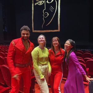 Titia Hoogendoorn Instagram - Als 🥰 tiener Titia 🥰 ben ik naar Aida de musical geweest. Ik kreeg de cd van mijn ouders en heb een jaar lang niks anders gedraaid. Wat een bangers! Toen ik Roos leerde kennen, bleek zij ook het hele album uit haar hoofd te kennen en hebben we jaren niks anders gezongen. 💗 Dus toen ik naar deze nieuwe versie van Aida mocht gaan wilde ik niets liever dan Roos mee nemen. 👯‍♀️

Het decor en de kostuum waren magisch 🪄 en de muziek was nog steeds iconisch.

🚨Klik op de link in mijn bio om 30% voordeel op je tickets voor Aida te krijgen. Gebruik de kortingscode Titia30 (voor 31 oktober).

1. Meet and greet met de hoofdrolspelers.
2. Roos en ik die elkaar voicemessages sturen waarin we zelf alvast de nummers oefenen.
3. Even poseren voor het circus theater in Scheveningen, classic.
4. Van te voren aten we in het restaurant Le Cirque
5. Toetjes piramide, helemaal in stijl.
6. We hebben uitgebreid de programmaboekjes doorgenomen, voor de show begon, in de pauze en na afloop.

🎤 Voor deze nieuwe versie van Aida deed Regisseuse Schele Williams uitgebreid onderzoek naar de historische periode waarin AIDA zich afspeelt. Daarbij deed ze nieuwe ontdekkingen over de achtergrond van het verhaal die dienden als inspiratie voor het nieuwe werk. Hierdoor heeft zij de focus gelegd op nationalisme en de bijzondere positie van vrouwen in deze periode.

Schele Williams: “Het meest fascinerende uit de tijd waarin AIDA zich afspeelt, was dat genderongelijkheid niet aan de orde was. Er waren ook vrouwelijke farao’s, zowel bij de Egyptenaren als de Nubiërs. Vrouwen waren militaire bevelhebbers en de beste artsen in Egypte waren vrouwen. Vrouwen hadden eigen bezit en namen dat mee als ze trouwden. Ik realiseerde me toen dat wij in onze strijd voor gelijke rechten eigenlijk moeten heroveren wat wij toen al hadden. Als moeder vind ik het fantastisch dat ik mijn dochters en hun vrienden en vriendinnen dit kan vertellen. En dat we de positie die we altijd al hadden weer moeten opeisen.”

#aidademusical #stageentertainment #ad 
@aidamusicalnl @musicalnl