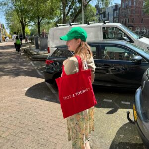 Titia Hoogendoorn Instagram - ☀️De eerste lekkere zonnige dagen☀️
1. Eindelijk de 🍆hard launch🍆van mn boyfriend.
2. Aan het koppeldaten in de tuin met @mereleigenhuis en @maxpoolmanmusic 🎀
3. Het katdistributiesysteem in volle werking tijdens de podcastopnames van @wezoudenhettochzodoen Er kwam een kat gewoon de studio binnenlopen en nu is die van @nikkikoppes 👍🏻
4. Met een tour van @eentassie een wandeling maken door ons eigen stadsdeel. We weten nu waarom @lab_111 lab111 heet
5. De tour leek op een opdracht uit De Mol🤓
6. Kisa houdt er niet van als ik foto’s van haar maak. Ze gaat me nog eens aanklagen😫
7. Mijn grootste droom kwam uit: Sarah had zich buitengesloten en kwam bij ons logeren✨ en de volgende ochtend konden we samen een zaterdagkoffie en krant in de CC doen🥰
8. We zagen een leuk huis op Funda en reden er meteen even langs om stiekem te kijken👀
9. Living onze dink-lifestyle door ‘gewoon even naar het strand te rijden’ om daar te eten💸
10. @talisia90 was jarig 🎉🎉🥰en vierde haar verjaardag alsof ze ging trouwen. De ruimte zag er heel romantisch uit, er waren speeches, er was een tafelschikking, heerlijk eten en zat te drinken 🌸