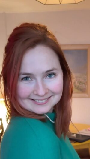 Titia Hoogendoorn Instagram - Voel dat ik zo t hoofdkarakter in een serie zou kunnen spelen waarin je 5 huisvrouwen hebt die allemaal mensen in hun buurt 🔪🤪