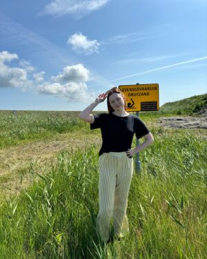 Titia Hoogendoorn Instagram - 🦭🌊72 uur op Schiermonninkoog🌊🦭

1. We sliepen in het bn’erhotel van de wadden: Hotel van der Werf. Hier zitten we aan het ontbijt. 🍳
2. Hier lag Dick te slapen en ik met mijn telefoon te spelen. 🍻
3. Living on the edge!🥵
4. Naast het hotel was een huisje waar heel veel tweedehandsboeken waren. Die gigantische kast in de woonkamer moet natuurlijk nog verder gevuld worden. 
5. Wad Anders het restaurant waar we uiteindelijk drie keer zijn geweest. De eerste avond regende het nog vandaar dit lookje. ☂️
6. Ik at daar een Schier-I-Mis-u 😌
7. We keken de  4-delige docuserie STAAL over Tatasteel. Aangeraden aan ons door @nydiavanvoorthuizen en nu raad ik hem weer aan, aan jullie!
8. Op maandagochtend nam ik de podcast aflevering die morgen online komt hier op <3. In de aflevering vertel ik trouwens ook over mijn lievelingsmoment van deze trip. 
9. We zijn trouwens ook drie keer in totaal naar Beachclub Noderstraun geweest. Ik lees hier het boek Tennis Lessons van Susannah Dickey. 
10. <3