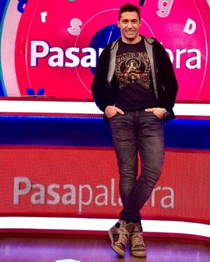 Tito Speranza Instagram - Tengo que mejorar mi participación en Pasapalabra y la única manera que conozco es aceptar el desafío, competir y aprender de las derrotas. La próxima espero estar más acertado. Igual la paso genial cada vez que voy a jugar. 
@telefe 
#Pasapalabra 
*
*
*
👕👖
@klosterinsta