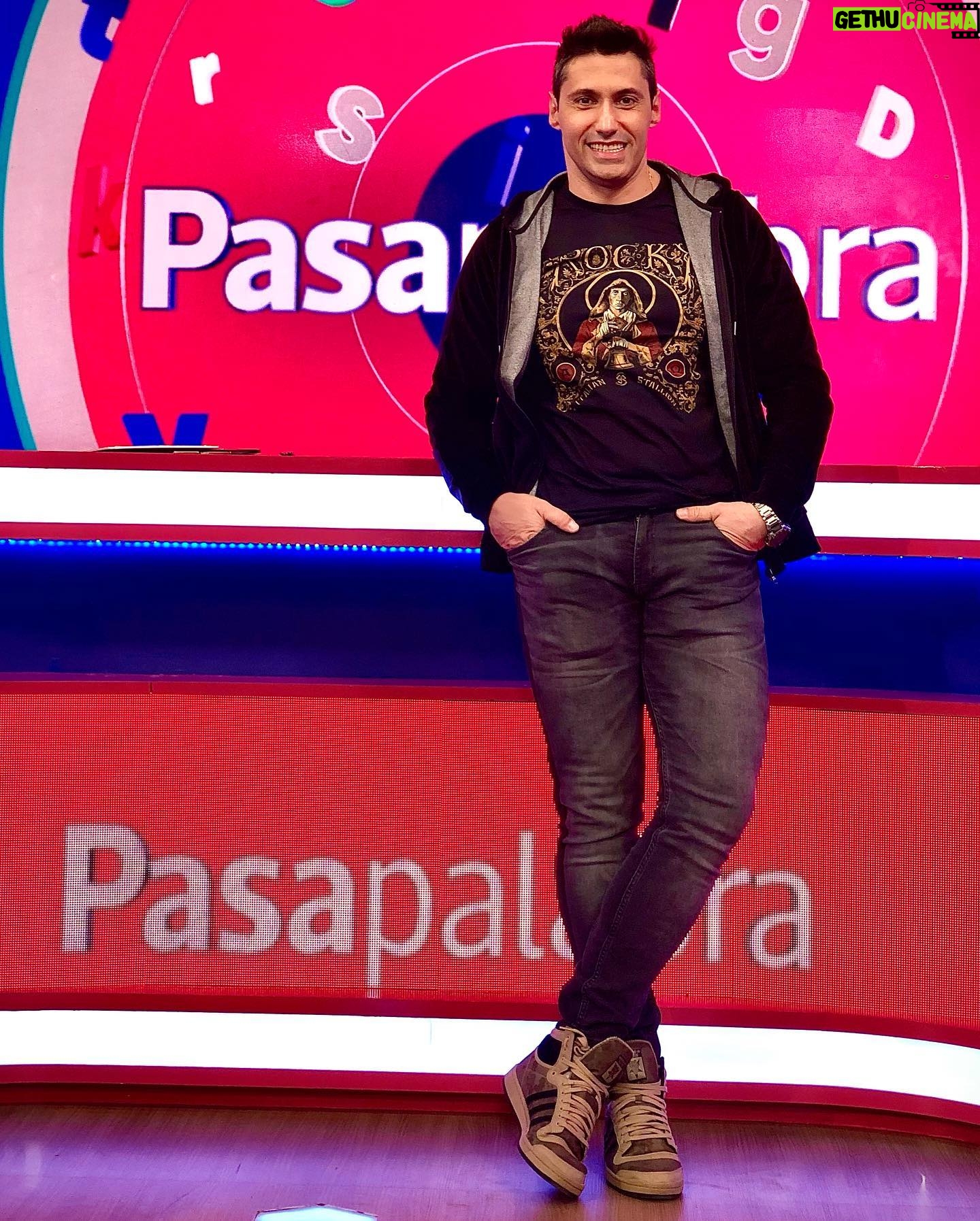 Tito Speranza - 3.7K Likes - Tengo que mejorar mi participación en Pasapalabra y la única manera que conozco es aceptar el desafío, competir y aprender de las derrotas. La próxima espero estar más acertado. Igual la paso genial cada vez que voy a jugar.
@telefe
#Pasapalabra
*
*
*
👕👖
@klosterinsta