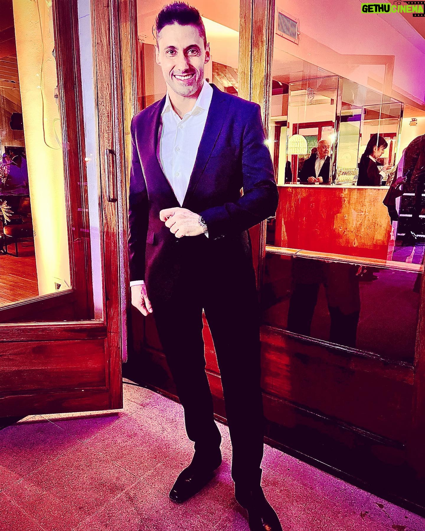 Tito Speranza - 1.3K Likes - Hacia tiempo que no me ponĆa un traje. Gracias a @sillaargentino y a mi amigo @jesusasenal fui a ese evento vestido de forma impecable.
*
#Traje
#Camisa
#Zapatos