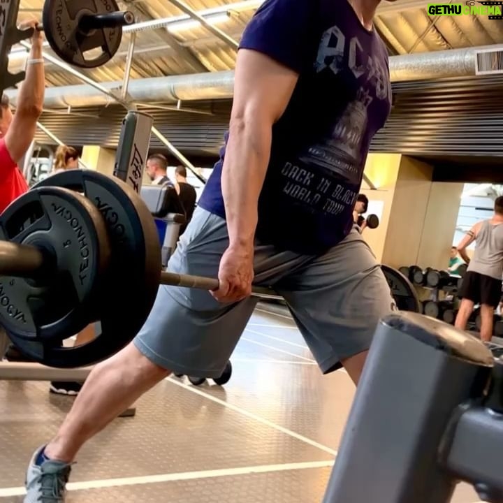 Tito Speranza - 1.2K Likes - Arranque la semana haciendo piernas. Estos son alguno de los ejercicios que hice. Deje a propósito los vĆdeos en crudo y con el sonido ambiente.
ā
ā
ā
#Lunes
#Entrenamiento
#Piernas